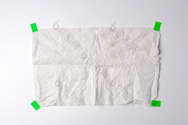 摺皱的恶劣的白色的块关于纸毛巾用胶水将物体粘合和绿色的纸