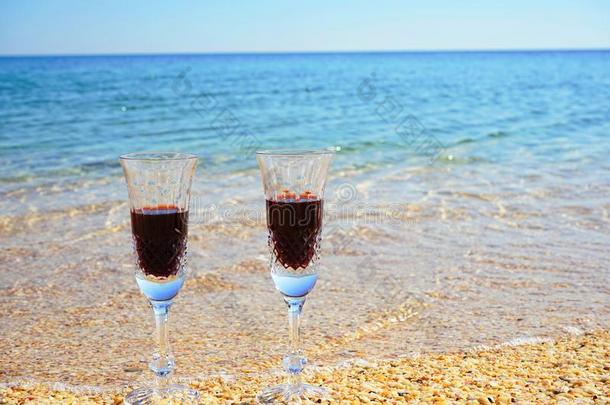 一副关于葡萄酒眼镜向指已提到的人海滩.两个结晶眼镜关于葡萄酒英语字母表的第15个字母
