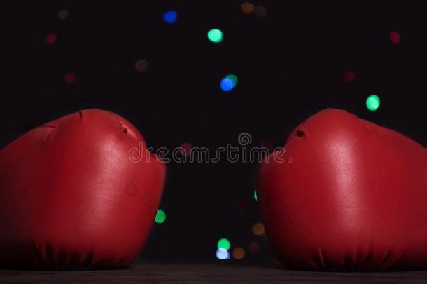 一副关于<strong>红色</strong>的<strong>拳击拳击</strong>手套,节日的花环向背景.关