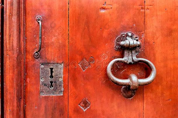 酿酒的红色的木制的门和金属的门h和le和锁眼