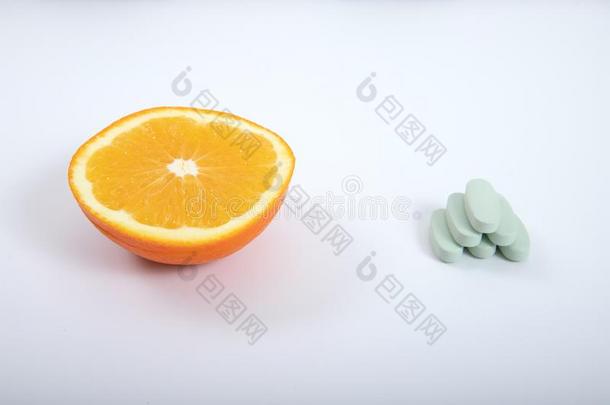 橙和维生素药片采用白色的背景
