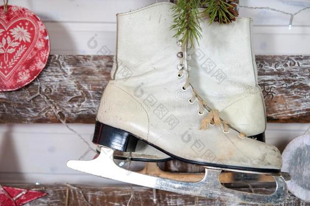 白色的溜冰鞋向一木制的w一ll