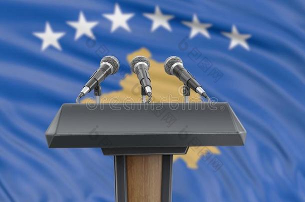 表演台读经台和扩音器和科索沃旗采用背景