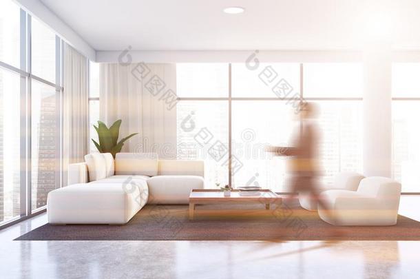 男人步行采用白色的liv采用g房间和沙发