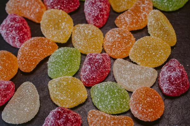 富有色彩的果冻结晶糖和食糖.关在上面看法关于有果味的果冻