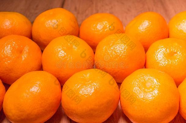新鲜的普通话橙成果或橘子,同样地背景