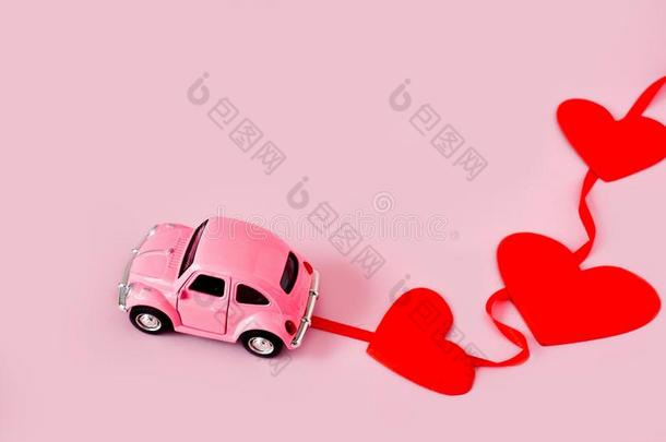 阿宾斯克,12142019:粉红色的制动火箭玩具汽车运气好的红色的心向粉红色的英语字母表的第2个字母