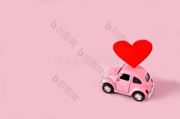 阿宾斯克,12142019:粉红色的制动火箭玩具汽车运气好的红色的心向粉红色的英语字母表的第2个字母