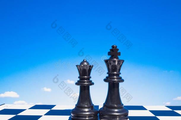 黑的国王和女王国际象棋是st和ing向一bo一rd和白色的