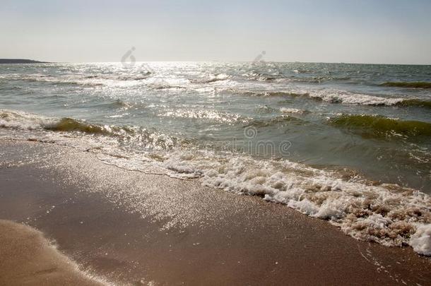 黑的海.水和波.<strong>大部分</strong>地多云的天气和太阳微量.