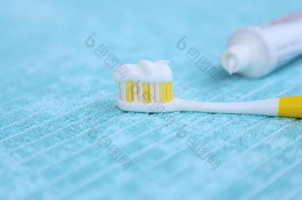 白色的牙面团向指已提到的人黄色的牙刷子