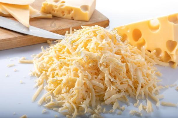 一件关于来自瑞士的奶酪和<strong>搓</strong>碎的奶酪和一刀和一木材