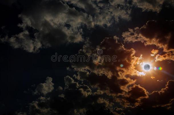 空间太阳的食日出看法从月亮和戏剧的云