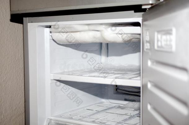 冰冷的起霜的人化霜,寒冷的电冰箱清洁
