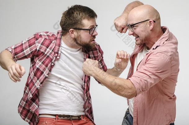 两个朋友采用眼镜有一战斗.他/她/它们激烈地战斗向泰伊