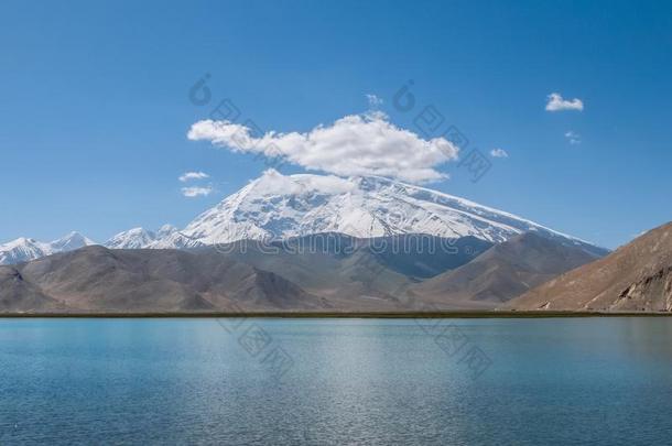 伟大的云大量的和雪-脱帽致意山山峰和蓝色湖