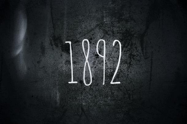 黑暗的灰色的和黑的颜色墙指已提到的人质地数字1892