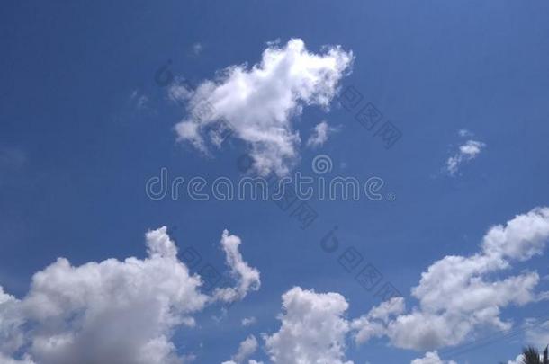 蓝色天和白色的云