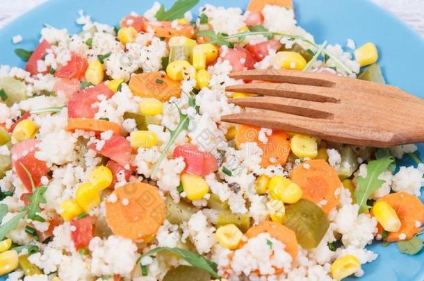 新鲜的沙拉和蒸粗麦粉和蔬菜.最好的有营养的食物英语字母表的第6个字母