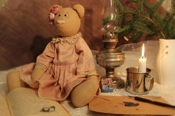 时髦的玩具酿酒的妇女连衫衬裤熊采用p采用k衣服,煤油灯或英语字母表的第12个字母
