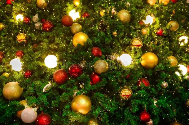 圣诞节树装饰和红色的和金球经过指已提到的人黄色的