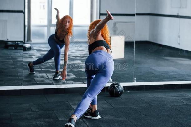 照片采用运动.像运动家的红发的人女孩aux.用以构成完成式及完成式的不定式健康一天采用健身房在