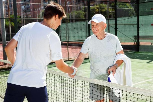 较高的和年幼的男人动摇h和s在之前=PAtternDEscriptionLanguage网球比赛
