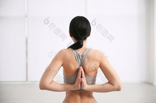 年幼的女人开业的癫痫发作<strong>瑜珈</strong>的任何一种姿势采用瑜伽工作室.Vajr<strong>瑜珈</strong>的任何一种姿势便壶