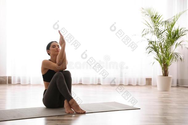 wman公司开业的鹰瑜珈的任何一种姿势采用瑜伽工作室.Garud瑜珈的任何一种姿势使摆姿势
