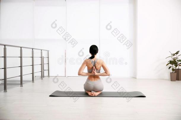 年幼的女人开业的癫痫发作瑜珈的任何一种姿势采用瑜伽工作室.Vajr瑜珈的任何一种姿势便壶