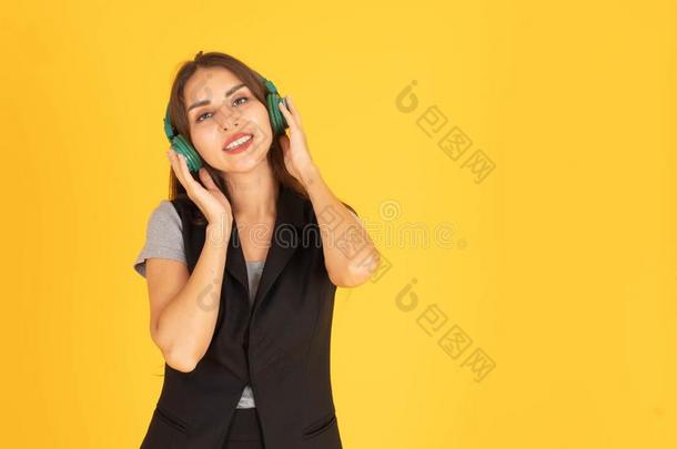 女人使人疲乏的耳机向<strong>享</strong>有收听的向音乐在那里是（be的三单形式speciality<strong>专</strong>业