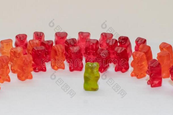 绿色的胶粘的熊说话采用前面关于组采用红色的