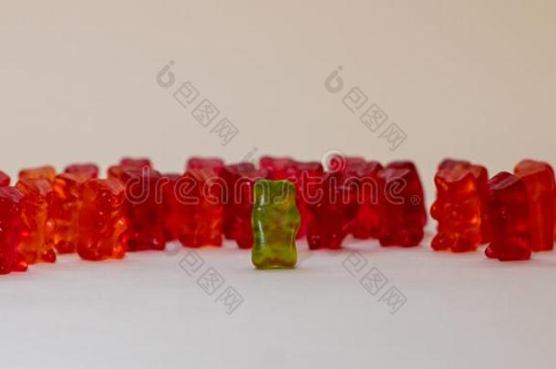 绿色的胶粘的熊说话采用前面关于组采用红色的