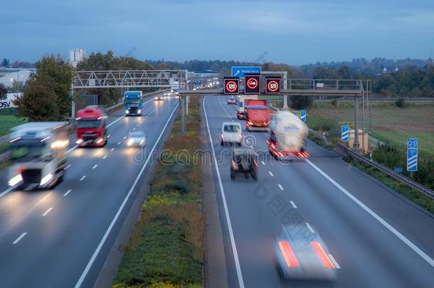 德国的高速公路一<strong>61</strong>在黎明,急速行进小时,速度限制120