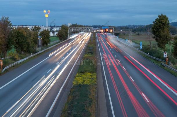 德国的高速公路一<strong>61</strong>在黎明,急速行进小时,速度限制120