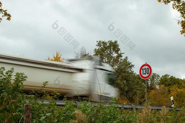 速度限制符号130在高速公路,公路德国