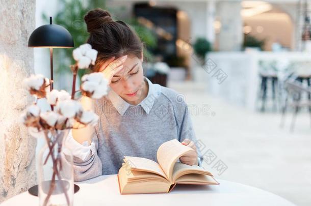 学生是（be的三单形式学习采用现代的图书馆.年幼的女人是（be的三单形式read采用gbowel肠