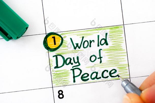 女人手指和绿色的笔文字令人回忆起的东西世界一天关于和平