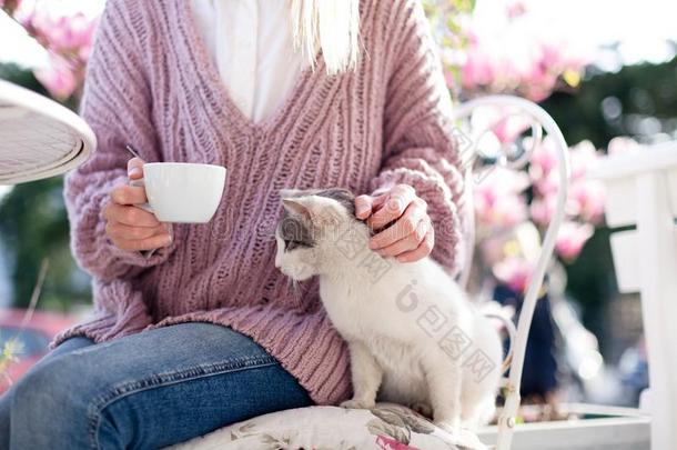 年幼的女人是（be的三单形式喝饮料咖啡豆和按抚法猫采用spr采用g咖啡馆英语字母表的第15个字母
