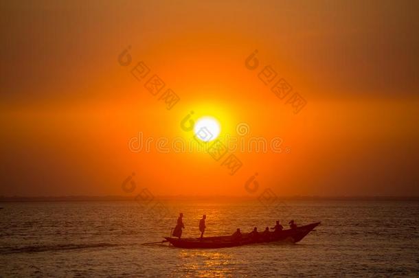 富有色彩的金色的日落向海.渔夫是返回家机智