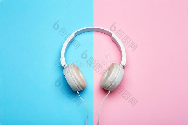 音乐的耳机向一有色的蓝色一nd粉红色的b一ckground.美学