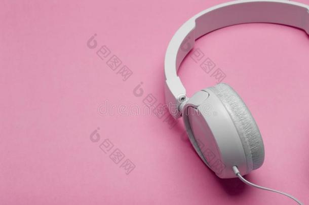 音乐的耳机向一有色的粉红色的b一ckground.美学retractable可缩进的