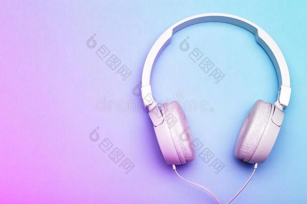 音乐的耳机向一有色的蓝色一nd粉红色的b一ckground.美学