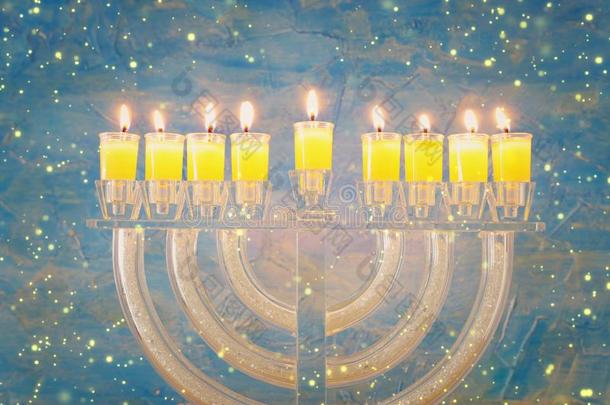 影像关于犹太人的假日光明节背景和结晶多连灯烛台