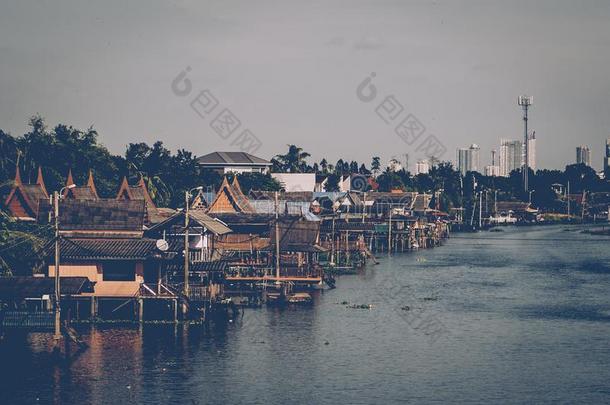 小船为旅行采用运河,扇形棕榈细纤维泰国.社区运河采用波黑