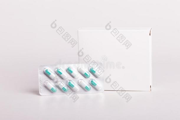 白色的药丸盒.塑料制品瓶子.药物盒愚弄-在上面.医学的beta-lactamase内酰胺酶