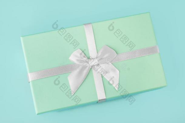 赠品盒和一白色的银弓,薄荷绿色的向一薄荷绿松石