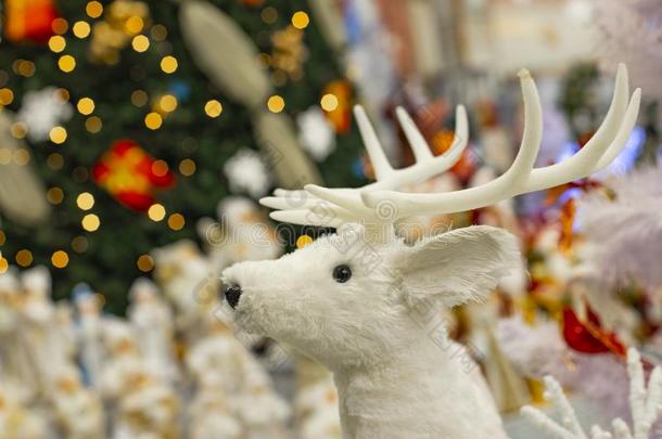圣诞节背景<strong>照片装饰</strong>的白色的鹿玩具向明亮的