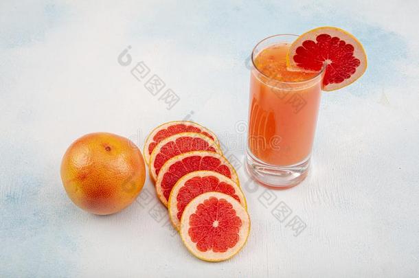 <strong>葡萄柚</strong>果汁和成熟的<strong>葡萄柚</strong>向一木制的b一ckground