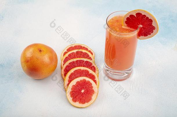 葡萄柚果汁和成熟的葡萄柚向一木制的b一ckground